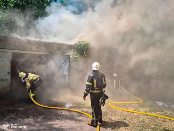  Мукачівські рятувальники ліквідували пожежу в гаражному кооперативі 
