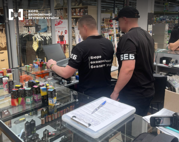  На Закарпатті БЕБ вилучило електронні сигарети та рідини вартістю 1,5 млн грн 