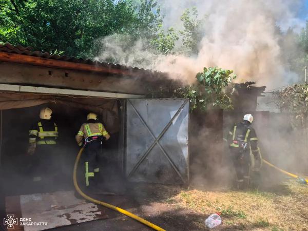  Мукачівські рятувальники ліквідували пожежу в гаражному кооперативі 