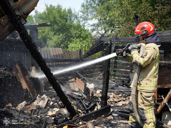  Ужгородські рятувальники загасили пожежу в надвірній споруді в селі Концово 
