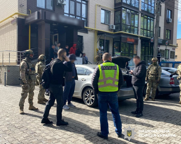  Поліція спільно з СБУ ліквідували два канали незаконної торгівлі зброєю 
