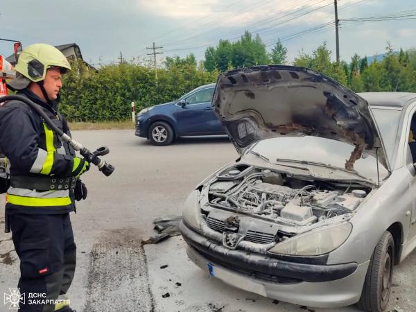  Рятувальники Хуста та Мукачева ліквідували загорання легкових автомобілів 