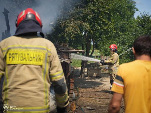  Ужгородські рятувальники загасили пожежу в надвірній споруді в селі Концово 
