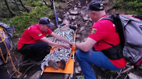  На Закарпатті туристка травмувала ногу — рятувальники транспортували її до медиків 