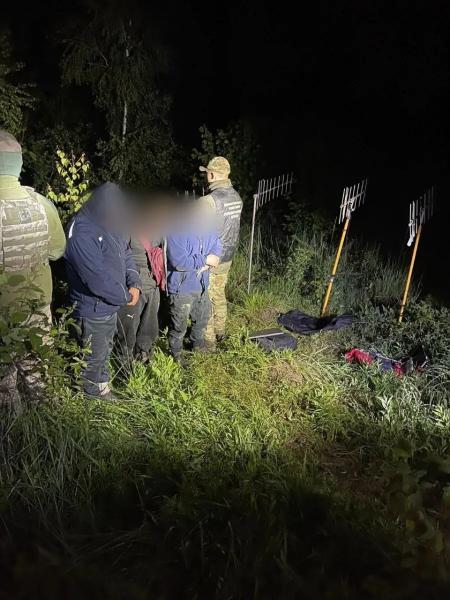  Прикордонники зі стрільбою затримали порушників, які чотирма безпілотними літаками хотіли переправляти сигарети в Румунію 