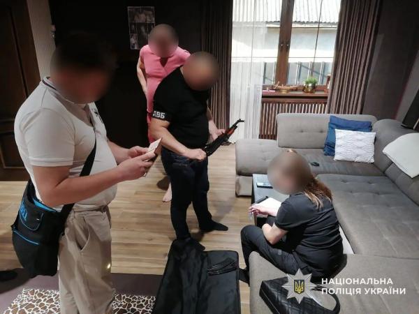  На Тячівщині поліція викрила корупційну схему: оголошено підозри працівниці ДМС та двом цивільним 