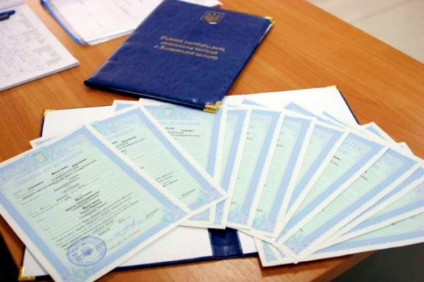  Ламіновані свідоцтва про народження дійсні та можуть використовуватись при перетині кордону 