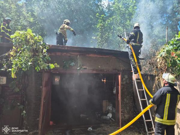  Мукачівські рятувальники ліквідували пожежу в гаражному кооперативі 