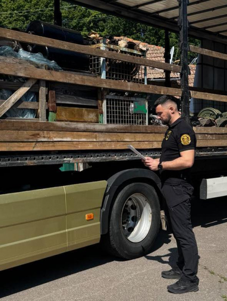  На Закарпатты на кордоні у вантажівці знайшли автодеталі з росії на понад пів мільйона 