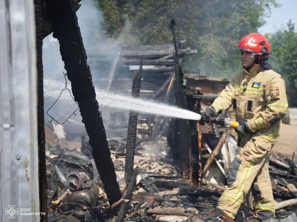  Ужгородські рятувальники загасили пожежу в надвірній споруді в селі Концово 