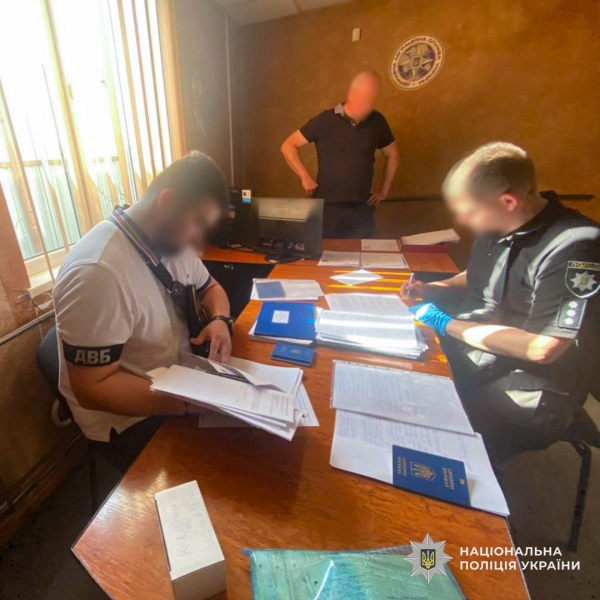  На Тячівщині поліція викрила корупційну схему: оголошено підозри працівниці ДМС та двом цивільним 