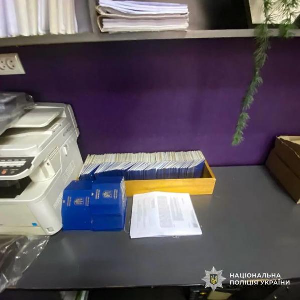  На Тячівщині поліція викрила корупційну схему: оголошено підозри працівниці ДМС та двом цивільним 
