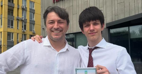 Сергій Притула показав рідкісний знімок із 16-річним сином-випускником