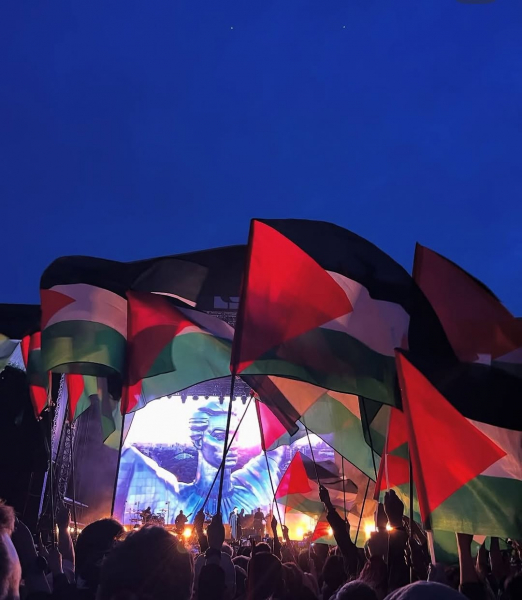 На концерті Massive Attack у Лондоні показали кадри з Києва, а глядачі прийшли із прапорами Палестини