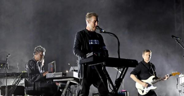 На концерті Massive Attack у Лондоні показали кадри з Києва, а глядачі прийшли із прапорами Палестини