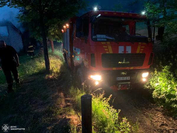  Міжгірські вогнеборці ліквідували пожежу у надвірній споруді та запобігли знищенню оселі 