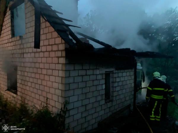 Міжгірські вогнеборці ліквідували пожежу у надвірній споруді та запобігли знищенню оселі 