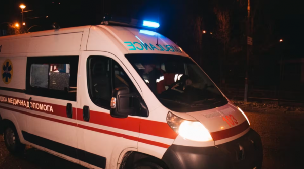  На Берегівщині медики врятували чоловіка, який впав з драбини і розбив голову 