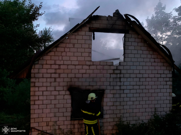  Міжгірські вогнеборці ліквідували пожежу у надвірній споруді та запобігли знищенню оселі 