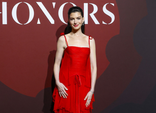 Рідкісний вихід: Енн Хетеуей засвітилася на червоній доріжці з чоловіком