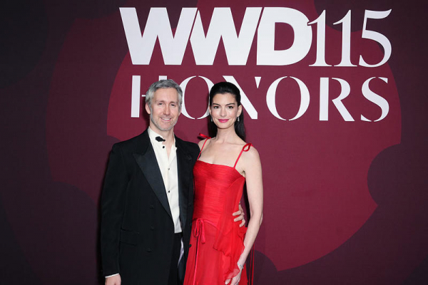 Рідкісний вихід: Енн Хетеуей засвітилася на червоній доріжці з чоловіком