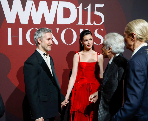 Рідкісний вихід: Енн Хетеуей засвітилася на червоній доріжці з чоловіком