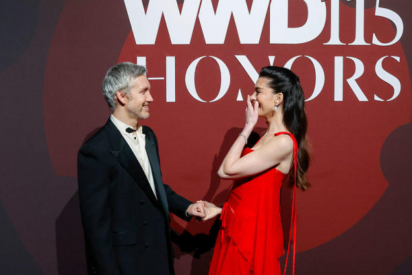 Рідкісний вихід: Енн Хетеуей засвітилася на червоній доріжці з чоловіком