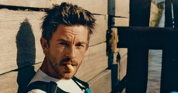 Журнал People назвав зірку "Бріджертонів" і відкритого гея найсексуальнішим чоловіком у світі