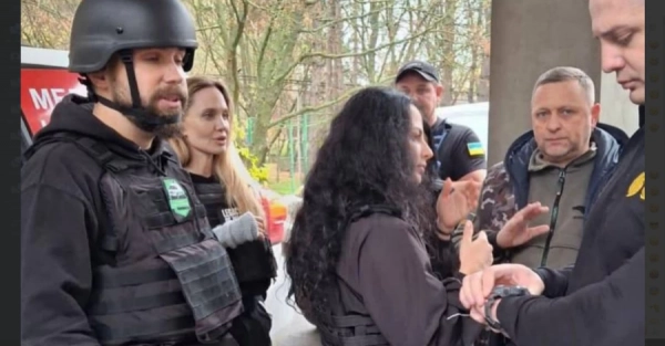 Дорогою до Херсона Анджеліні Джолі довелося заїхати до ТЦК, щоб "визволити" свого охоронця