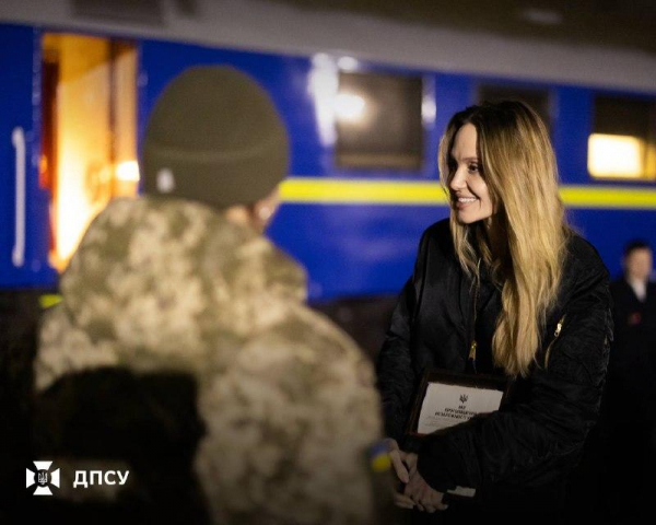 Джолі покинула Україну: прикордонники показали фото з кінозіркою