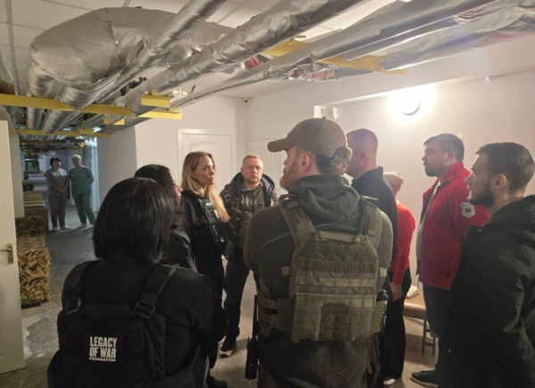 Джолі покинула Україну: прикордонники показали фото з кінозіркою