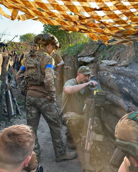 Обов’язки у війську: Хливнюк - пілот БпЛА, Жадан - комунікаційник, Салем працює в штабі