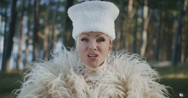 АТБ відповів на критику реклами з Лаймою Вайкуле, яка співає "Щедрик"