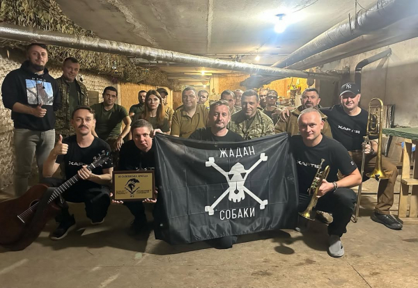 Обов’язки у війську: Хливнюк - пілот БпЛА, Жадан - комунікаційник, Салем працює в штабі