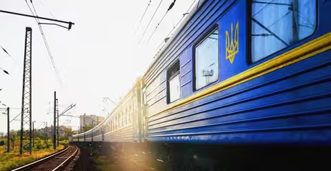 Укрзалізниця повідомила про затримки поїздів через масовану російську атаку