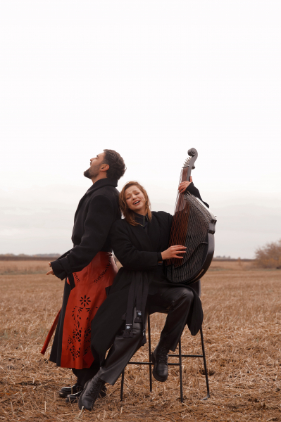 Віталій Козловський і Марина Круть виконали «Знаєш» на розмінованому полі