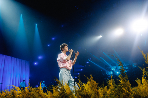 Блекаут, жива трава та жарти про прання: як пройшов концерт Макса Барських у Палаці спорту