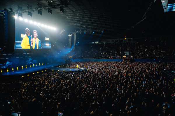 Блекаут, жива трава та жарти про прання: як пройшов концерт Макса Барських у Палаці спорту