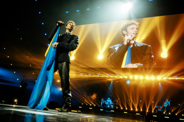 Блекаут, жива трава та жарти про прання: як пройшов концерт Макса Барських у Палаці спорту