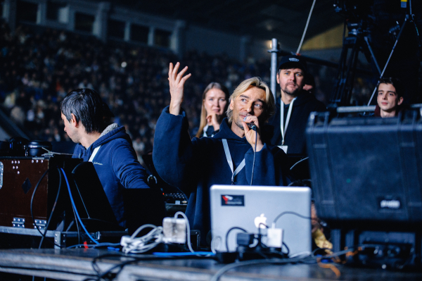 Блекаут, жива трава та жарти про прання: як пройшов концерт Макса Барських у Палаці спорту