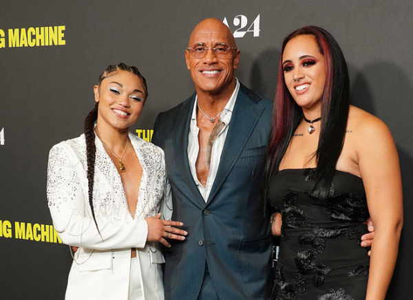 Дочка Двейна Джонсона закрутила роман із дівчиною