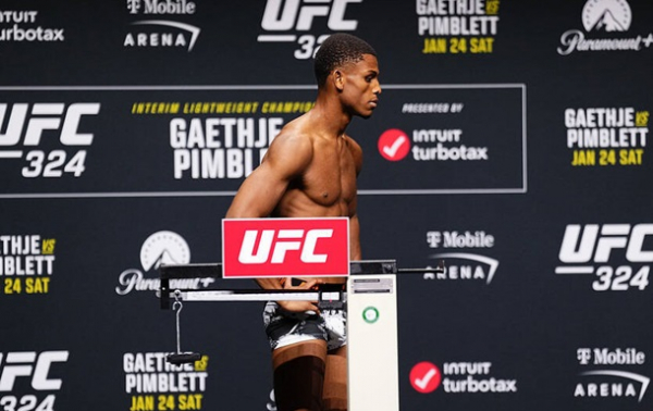 Боєць UFC зійшов із ваг і простерся плазом