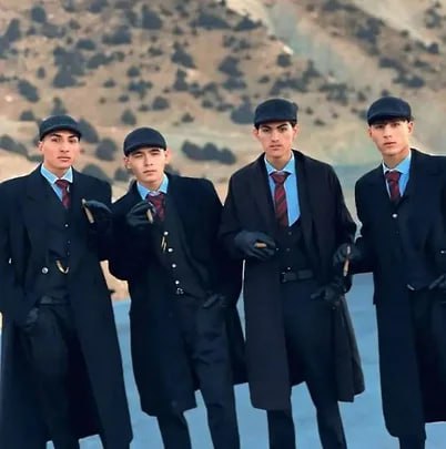 Повернення «Гострих картузів»: у моді знову кепки-восьмиклинки та жилети з ланцюжком