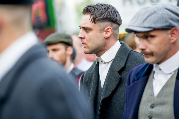 Повернення «Гострих картузів»: у моді знову кепки-восьмиклинки та жилети з ланцюжком