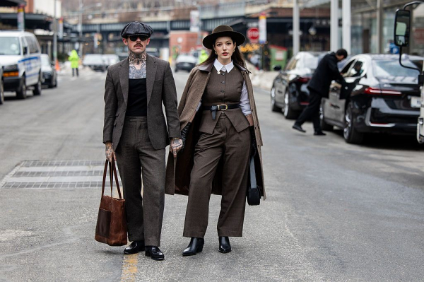 Повернення «Гострих картузів»: у моді знову кепки-восьмиклинки та жилети з ланцюжком