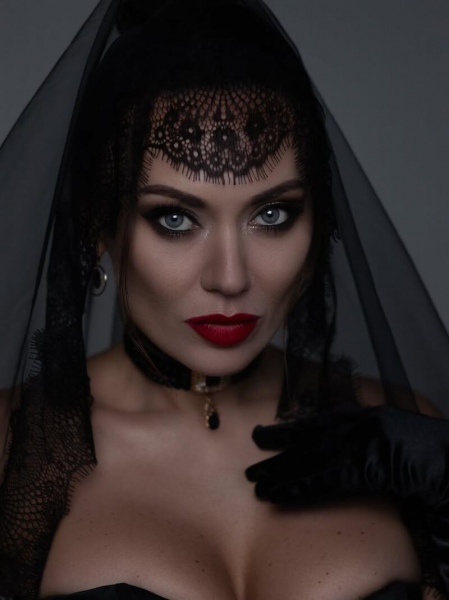 Саліванчук блиснула бюстом, зачерпнувши рукою червону ікру