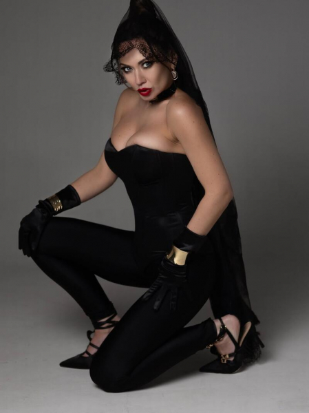 Саліванчук блиснула бюстом, зачерпнувши рукою червону ікру