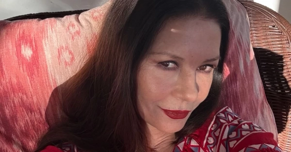 Кетрін Зета-Джонс відсвяткувала Великдень у вишиванці