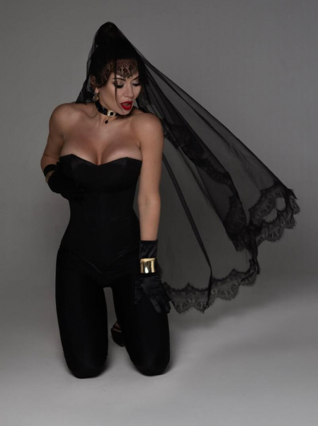 Саліванчук блиснула бюстом, зачерпнувши рукою червону ікру