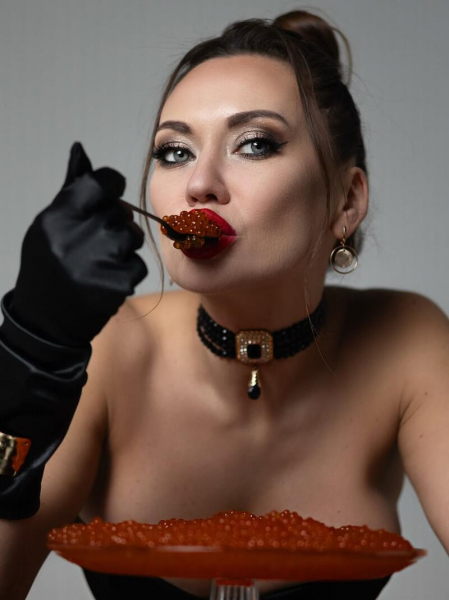 Саліванчук блиснула бюстом, зачерпнувши рукою червону ікру